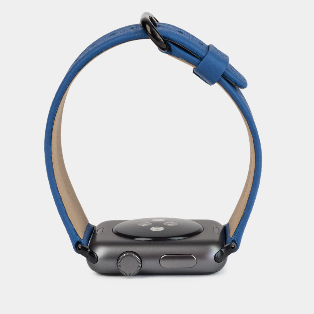 Armband für die Apple Watch 41/42 mm aus weichem genarbtem Kalbsleder in Königsblau, mit schwarzen Adaptern und Schnalle | Gehäuse unten, um Lederstruktur, Innenfutter und Schließe zu sehen