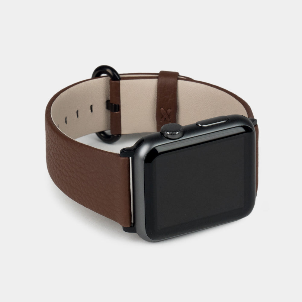 Armband für die Apple Watch 41/42 mm aus weichem genarbtem Kalbsleder in Braun, mit schwarzen Adaptern und Schnalle | Hauptansicht