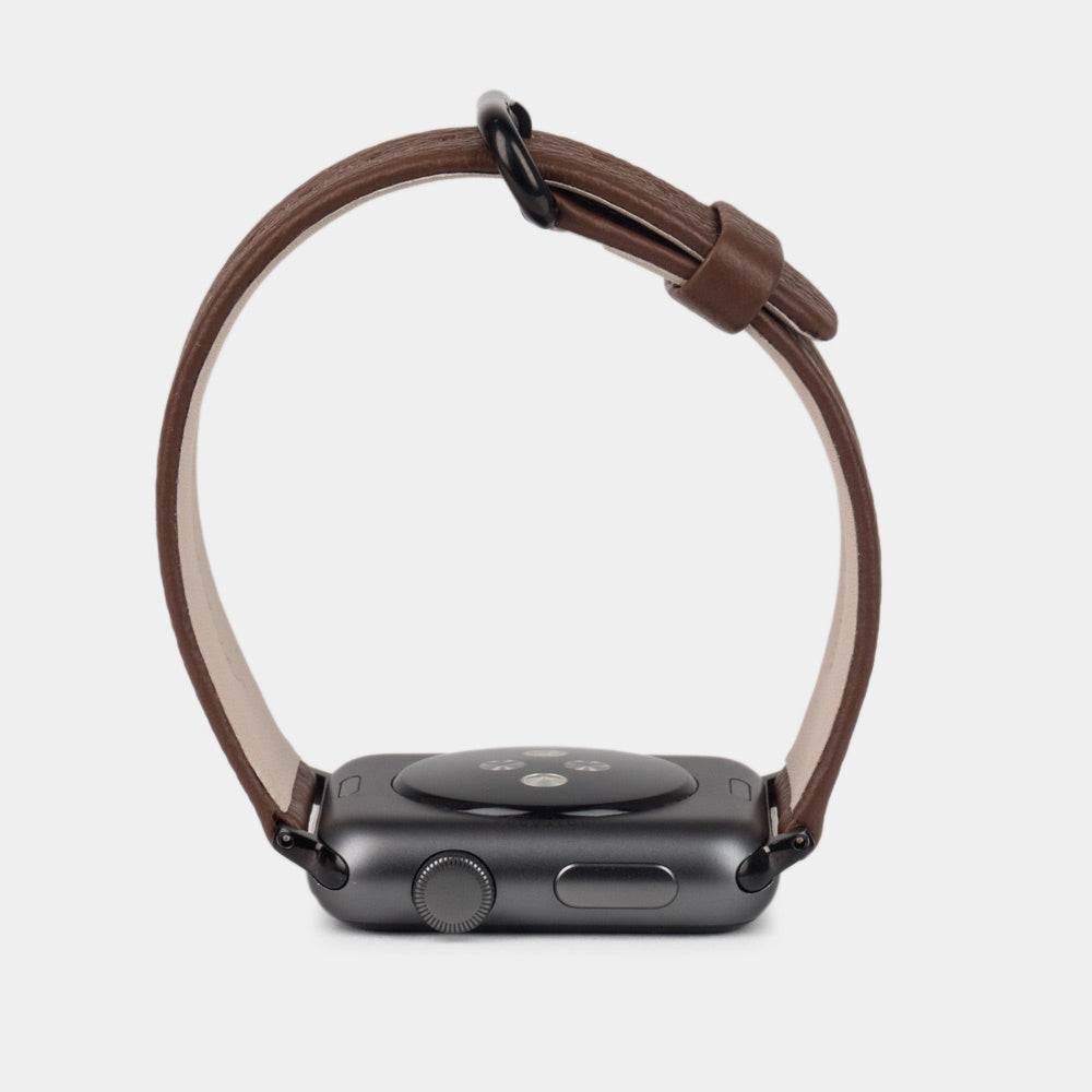 Armband für die Apple Watch 41/42 mm aus weichem genarbtem Kalbsleder in Braun, mit schwarzen Adaptern und Schnalle | Vorderansicht des um das Gehäuse geschlungenen Armbands