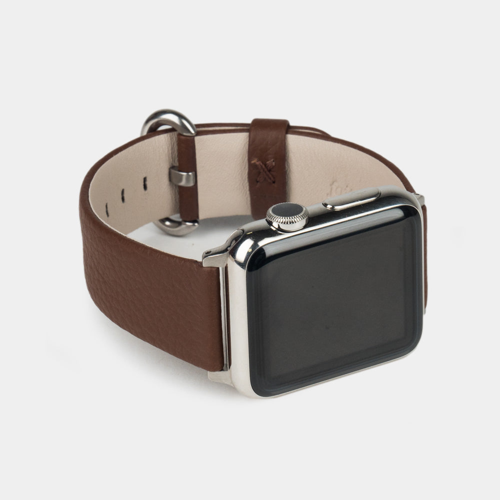 Armband für die Apple Watch 41/42 mm aus weichem genarbtem Kalbsleder in Braun, mit Adaptern und Schnalle aus Edelstahl | Nahaufnahme des Innenfutterleders und der Markenprägung