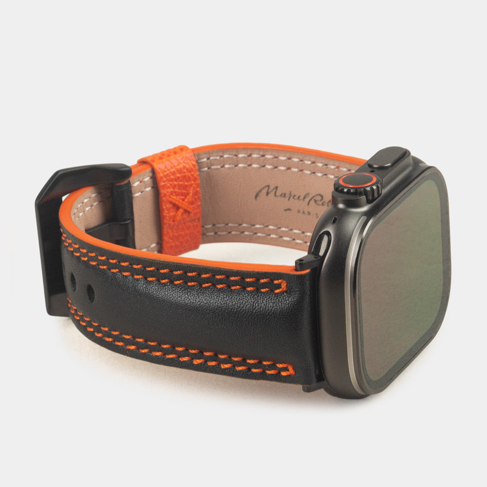 Correa de hombre para Apple Watch Ultra 49 mm en piel de becerro lisa negra con canto naranja y adaptadores en color negro - vista de perfil 3/4