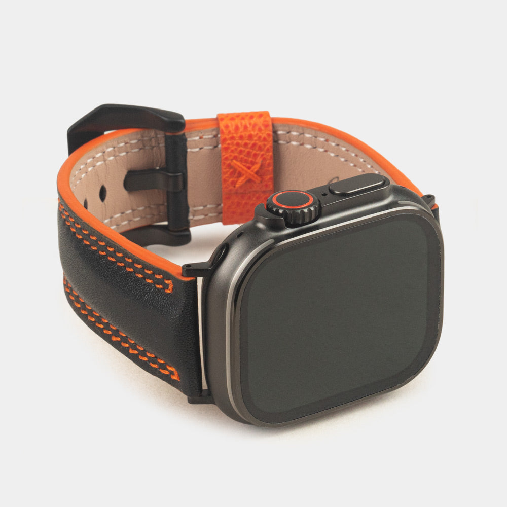Correa de hombre para Apple Watch Ultra 49 mm en piel de becerro lisa negra con canto naranja y adaptadores en color negro - vista frontal de la esfera