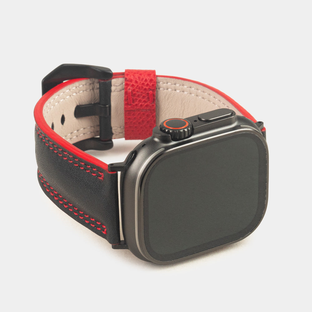 Correa de hombre para Apple Watch Ultra 49 mm en piel de becerro lisa negra con canto rojo y adaptadores en color negro - vista frontal de la esfera