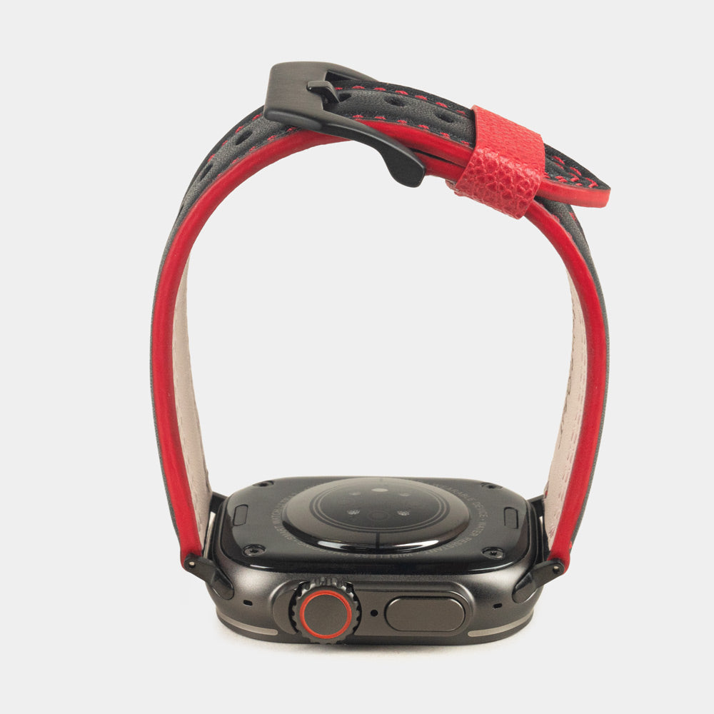 Correa de hombre para Apple Watch Ultra 49 mm en piel de becerro lisa negra con canto rojo y adaptadores en color negro - vista del canto rojo de la correa