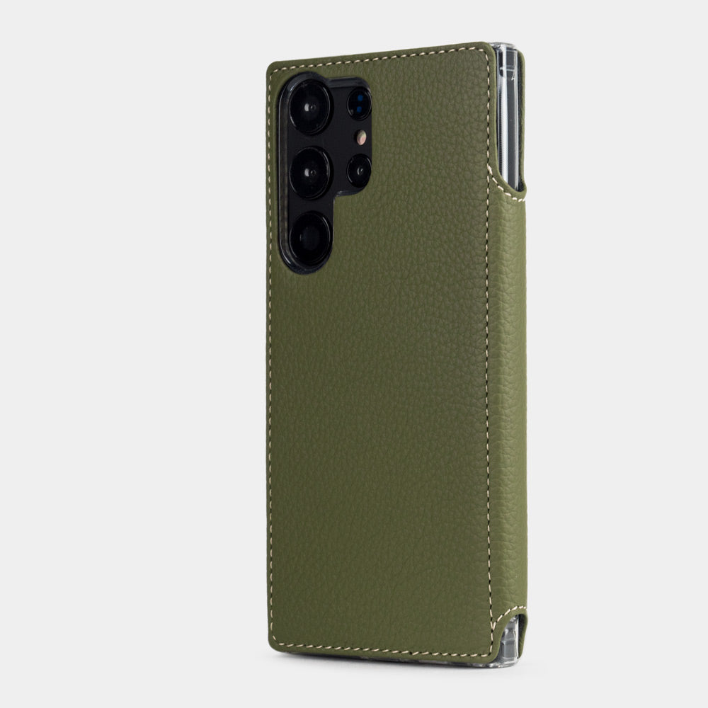 Kalfsleren walletcase Groen voor Samsung Galaxy S24 Ultra – achteraanzicht met de precieze camera-uitsparing en hoe de optische lenzen effectief worden beschermd