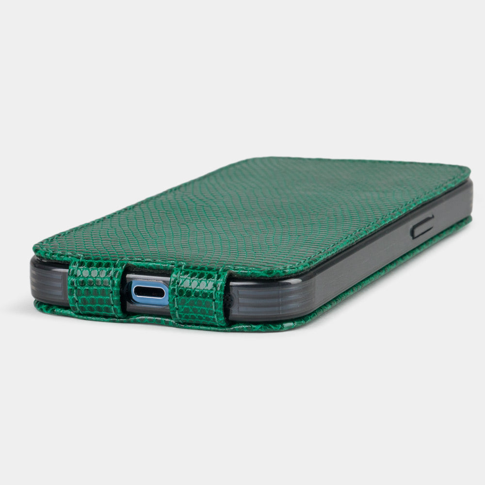 iPhone 14 Pro Max flip case in green lizard leather – Marcel Robert | detail view