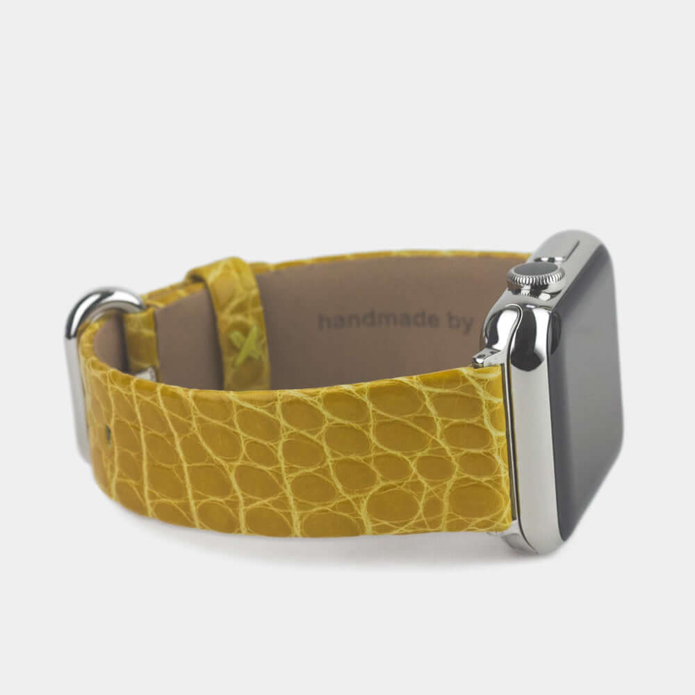 Correa para el Apple Watch 45/46 mm de piel de aligátor brillante en amarillo, con adaptadores y hebilla de acero | primer plano del cuero del forro interior y el sello de la marca