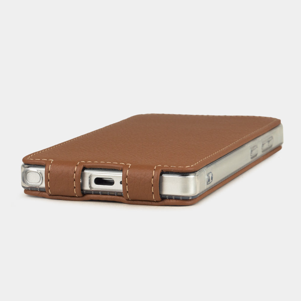 Canto de la funda de piel Samsung S24 Ultra oro, acceso al puerto USB-C con acabado de piel cosida precisa