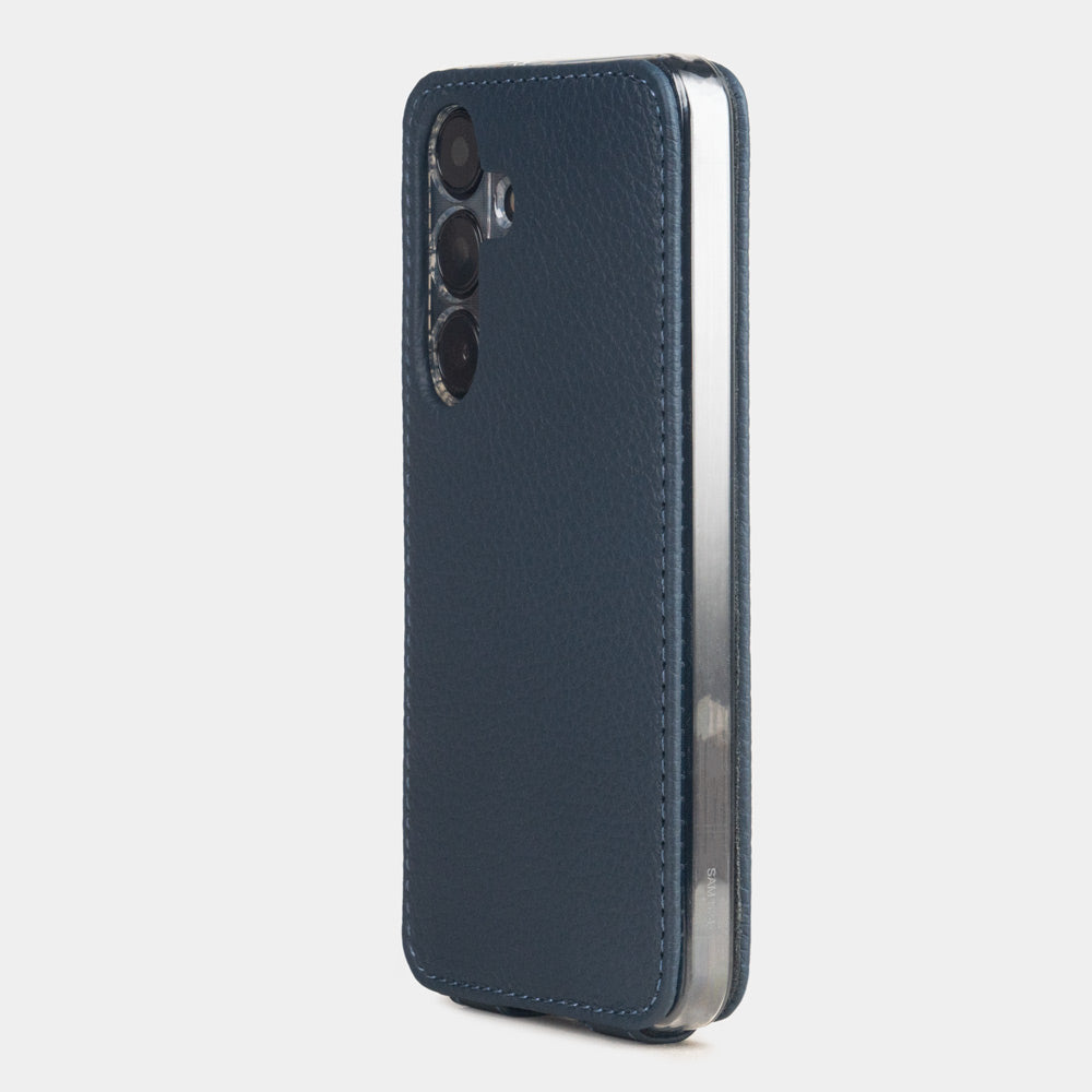 Rückansicht der Samsung S24 Plus blauen Lederhülle, präzise Kameraaussparung mit sauberer Lederverarbeitung
