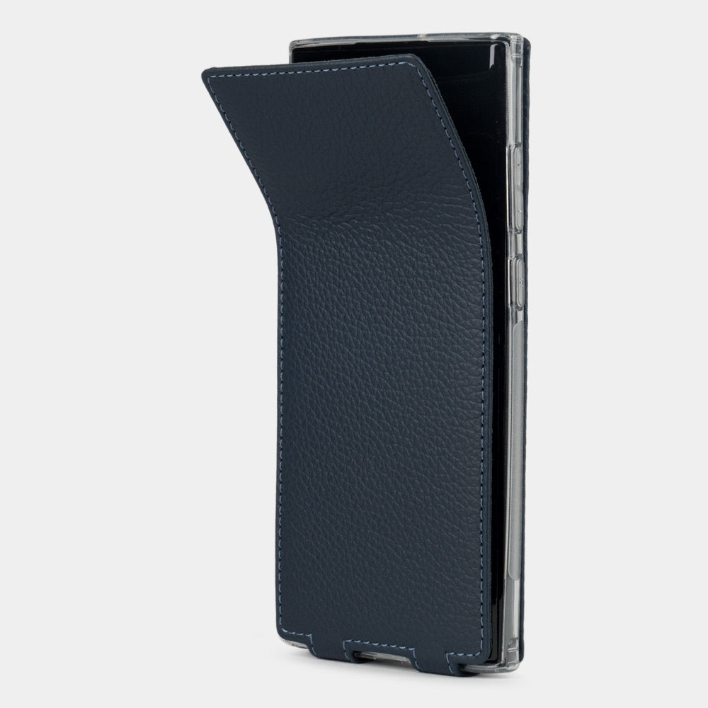 Funda de piel Samsung S24 Ultra azul, solapa flexible plegándose completamente plana contra la parte trasera