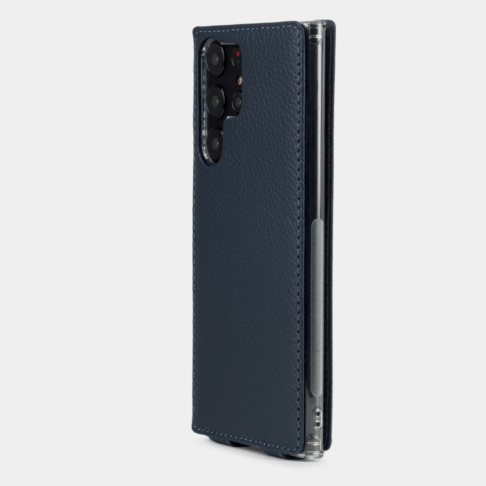 Vista trasera de la funda de piel Samsung S24 Ultra azul, recorte preciso para la cámara con costura de piel cuidada