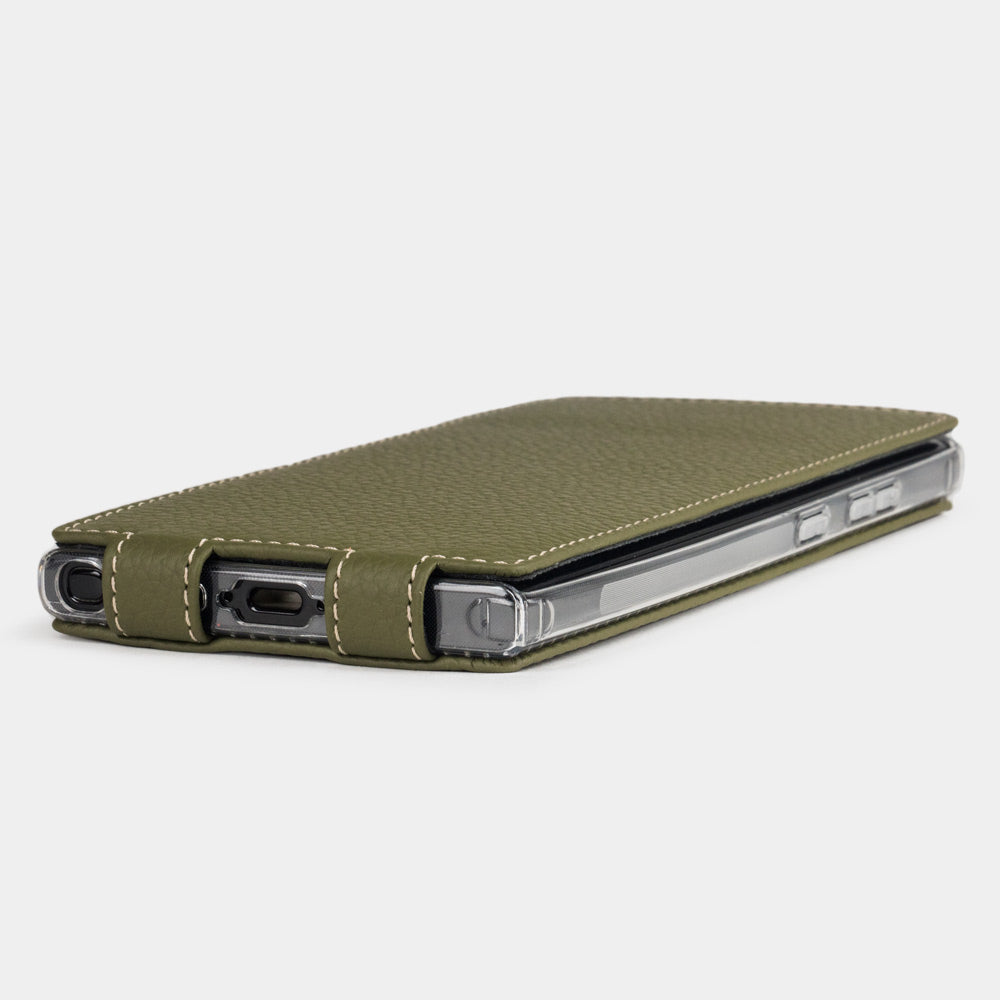 Canto de la funda de piel Samsung S23 Ultra verde, acceso al puerto USB-C con acabado de piel cosida precisa