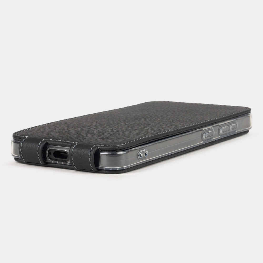 Seitenkante der Samsung S24 Plus schwarzen Lederhülle, Zugang zum USB-C-Anschluss mit präziser genähter Lederverarbeitung