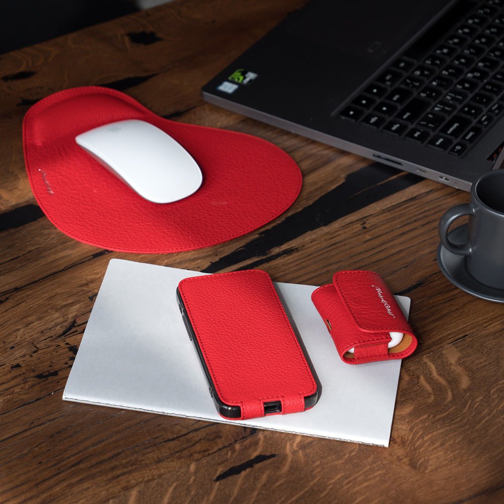 Elegant Leather Case iPhone 17 pro  Red in contextual situation| Marcel Robert