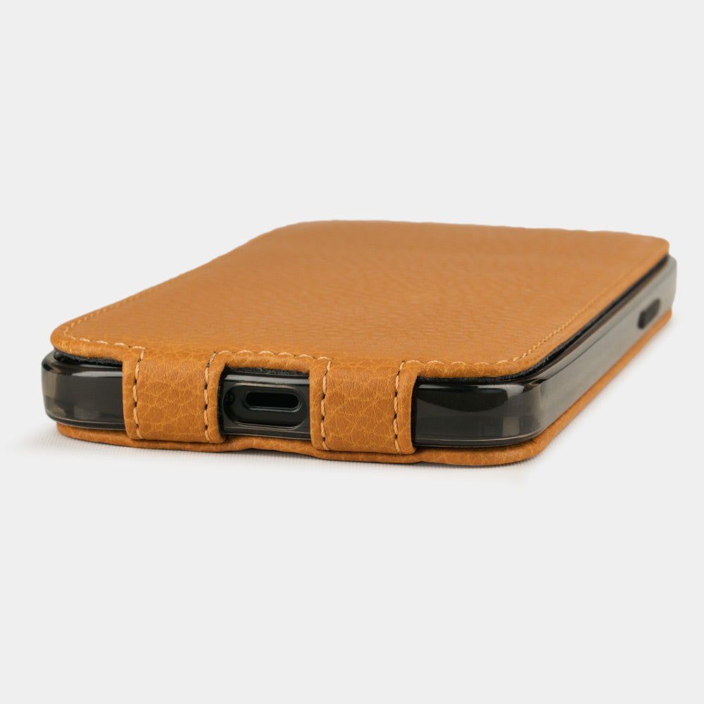 custodia iPhone 12 Pro Max in pelle di vitello ocra — cover a ribalta magnetica fatta a mano Marcel Robert
