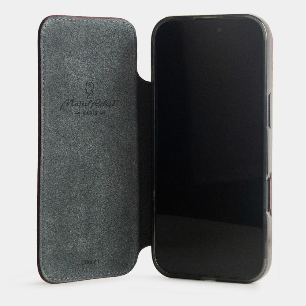 cover folio iPhone 17e & 16e pelle di vitello bordeaux – custodia con fodera Alcantara grigia, mostrata aperta sullo smartphone