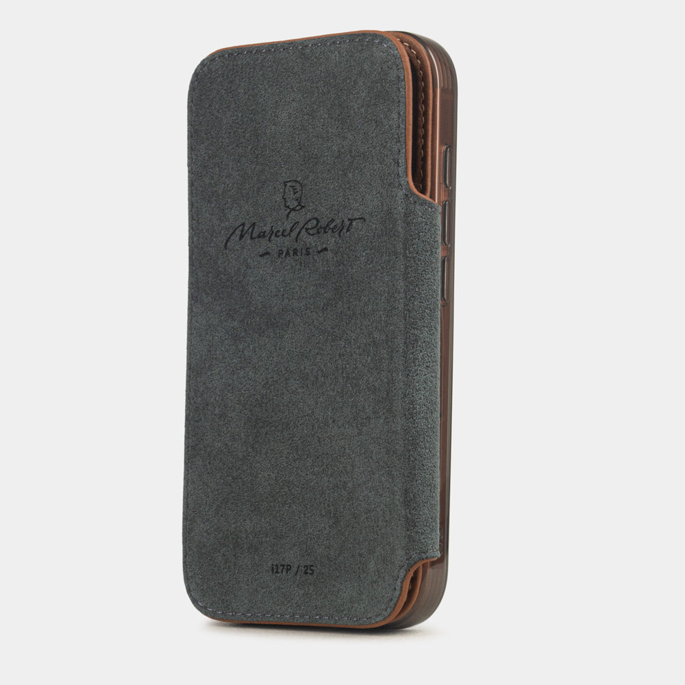 cover folio iPhone 17e & 16e pelle di vitello gold – vista interna con fodera Alcantara grigia e chiusura magnetica, prevista per proteggere lo schermo