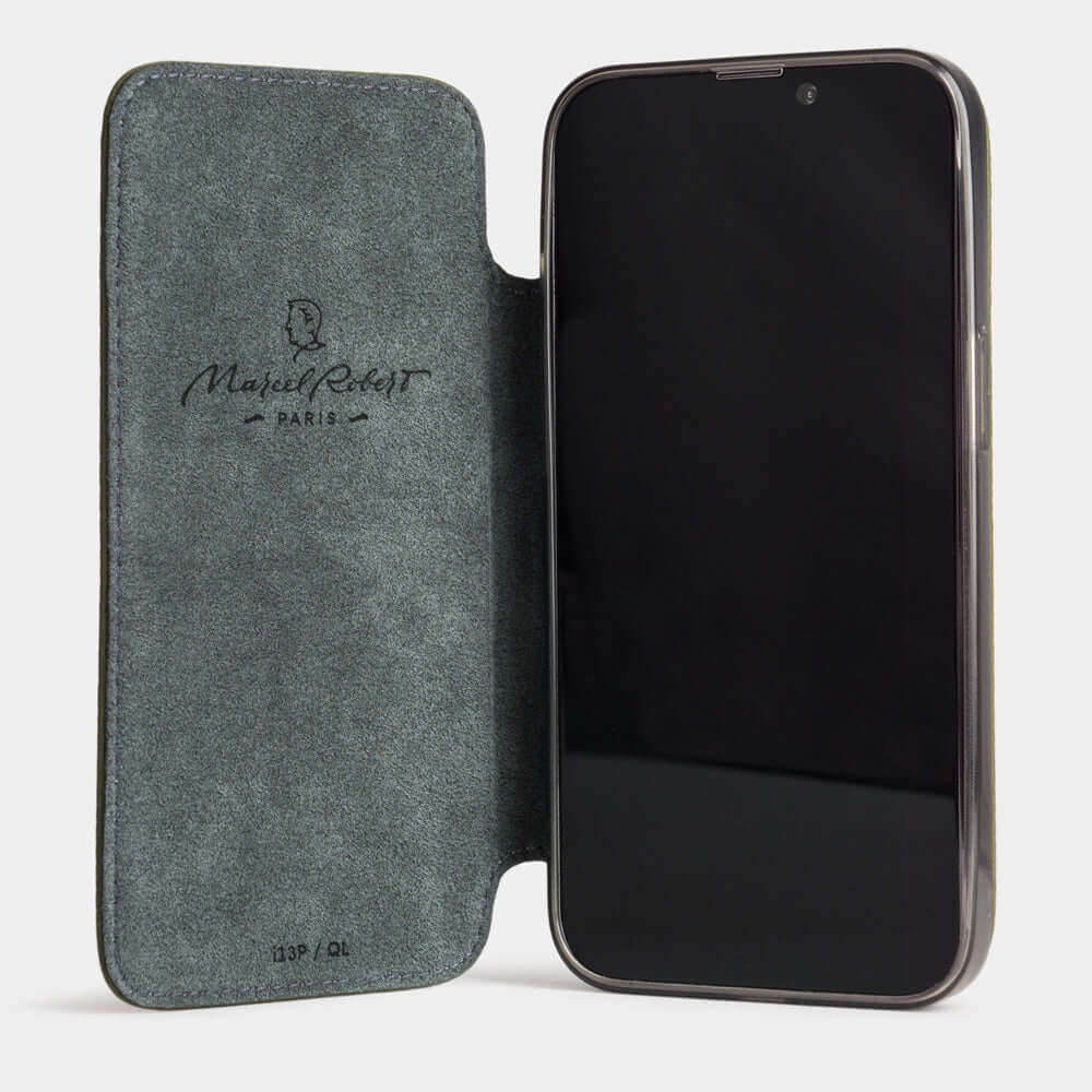 cover folio iPhone 17e & 16e pelle di vitello green – custodia con fodera Alcantara grigia, mostrata aperta sullo smartphone