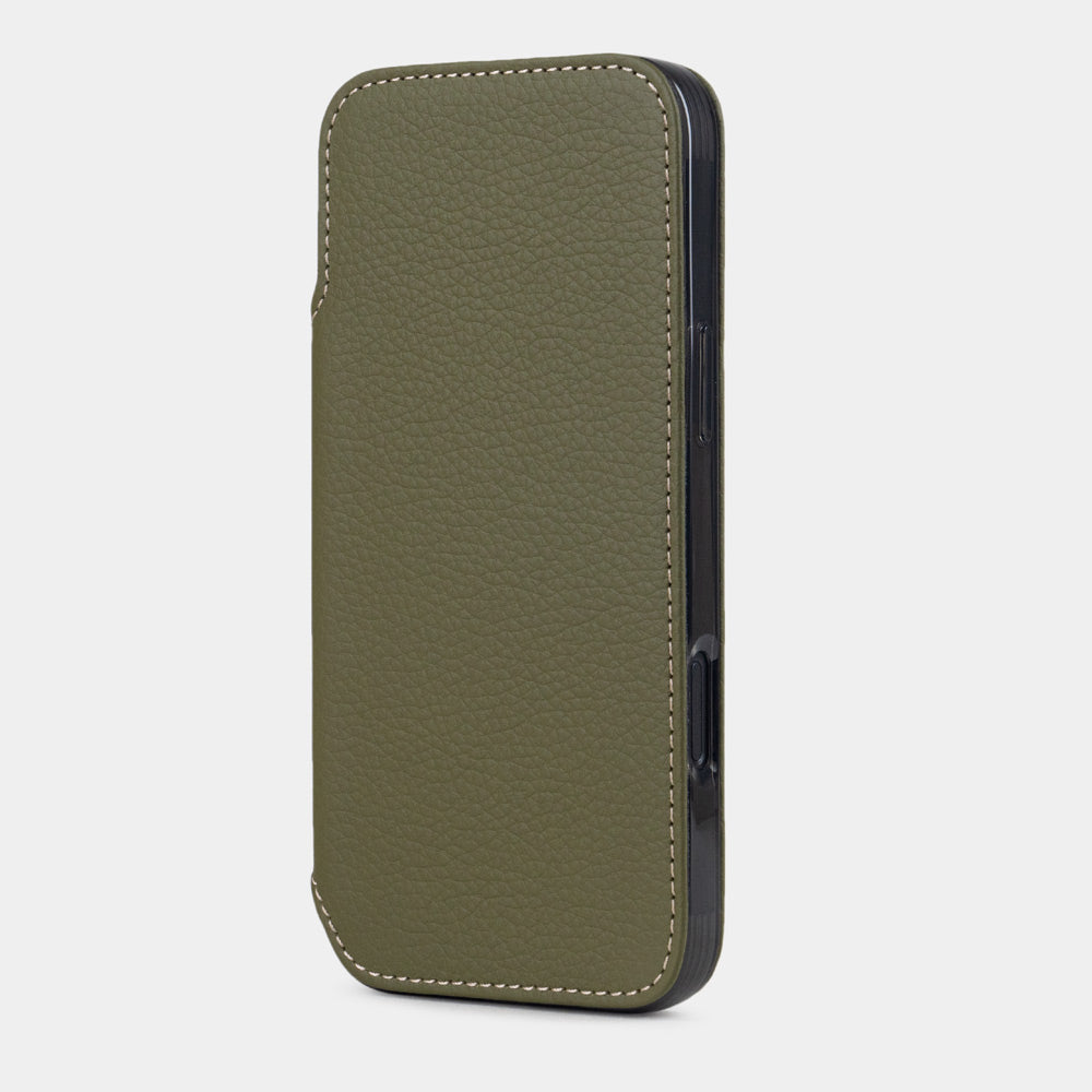 cover folio iPhone 17e & 16e pelle di vitello green – vista verticale chiusa che valorizza l'aletta frontale magnetica che protegge completamente lo schermo, silhouette elegante