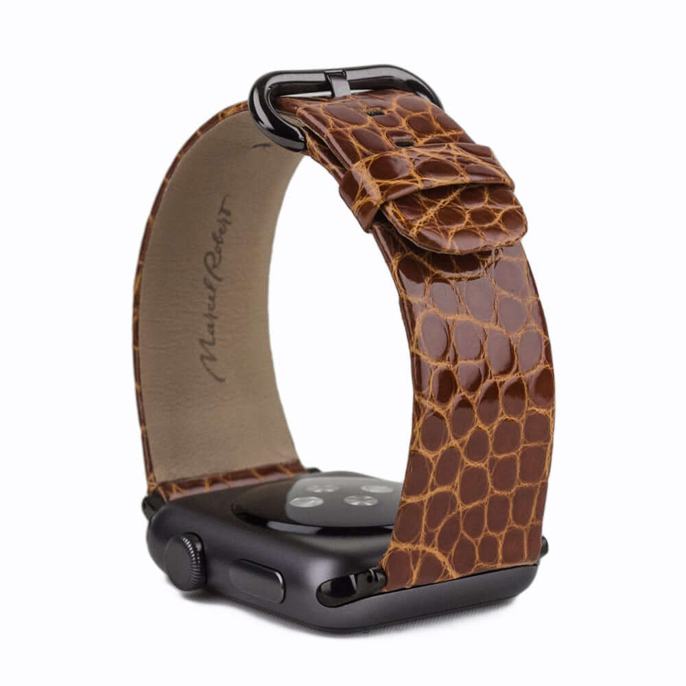 Correa para el Apple Watch 45/46 mm de piel de aligátor brillante en Gold, con adaptadores y hebilla negros | vista de perfil completa para ver el grosor de la correa