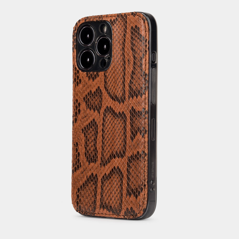 Gouden pythonleren hoesje voor iPhone 15 Pro – driekwart achteraanzicht met het slanke profiel van 2 mm