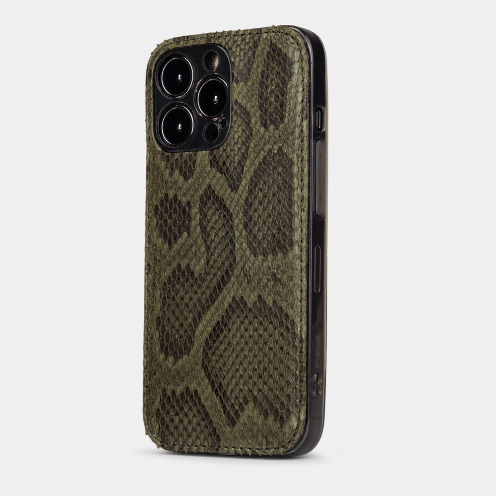 Groen pythonleren hoesje voor iPhone 15 Pro – driekwart achteraanzicht met het slanke profiel van 2 mm