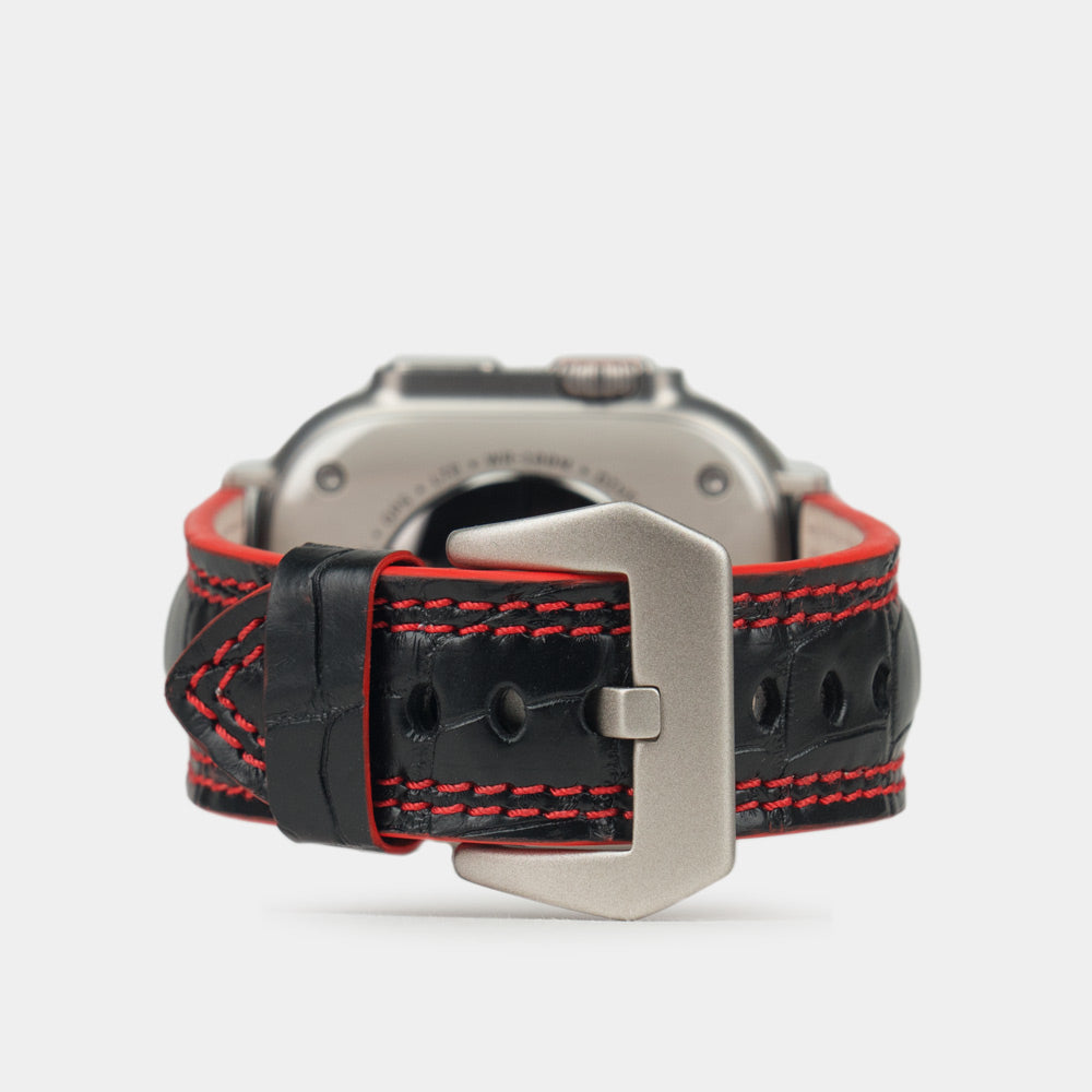 Apple Watch Ultra 49 mm aus schwarzem Alligatorleder, Naht und Kante in Rot, mit Adaptern und Schnalle aus Titan | Hauptbild