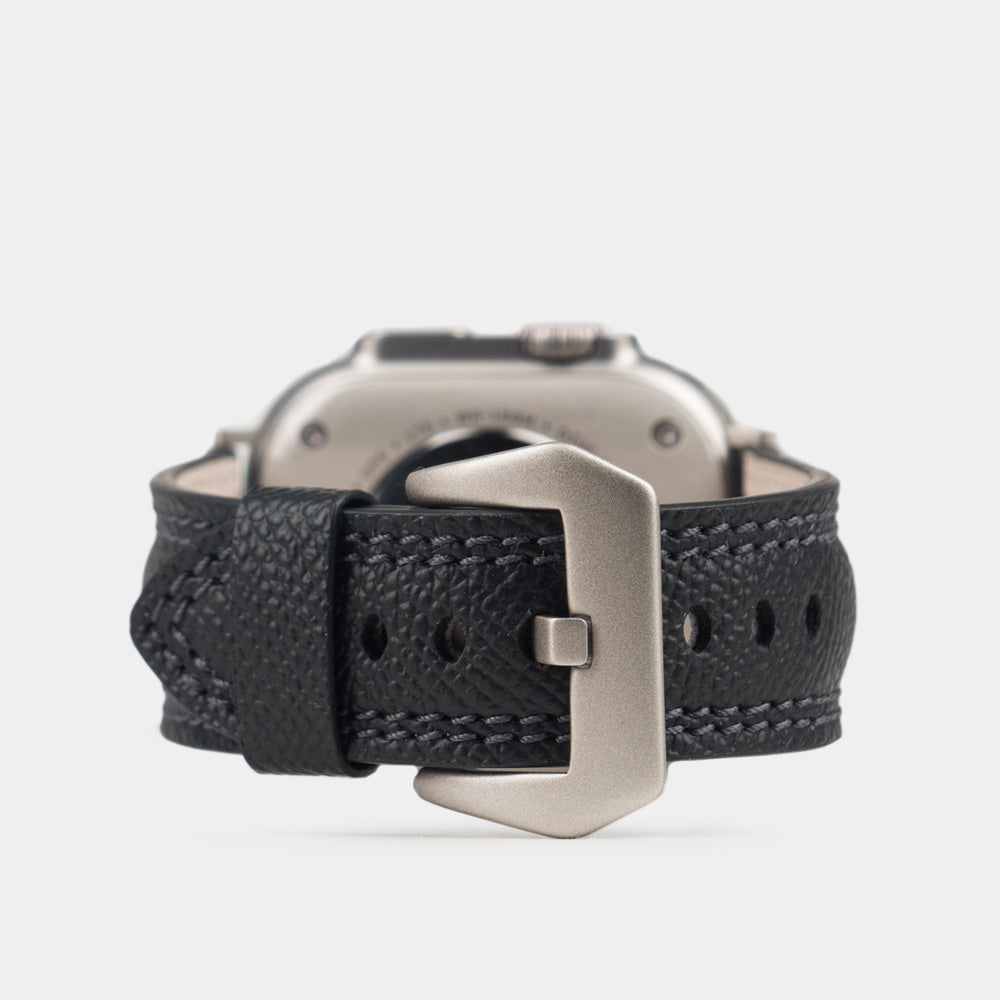 Apple Watch Ultra bandje heren 49 mm zwart Epsom leer — achteraanzicht, pingesp in titanium en verstelgaatjes