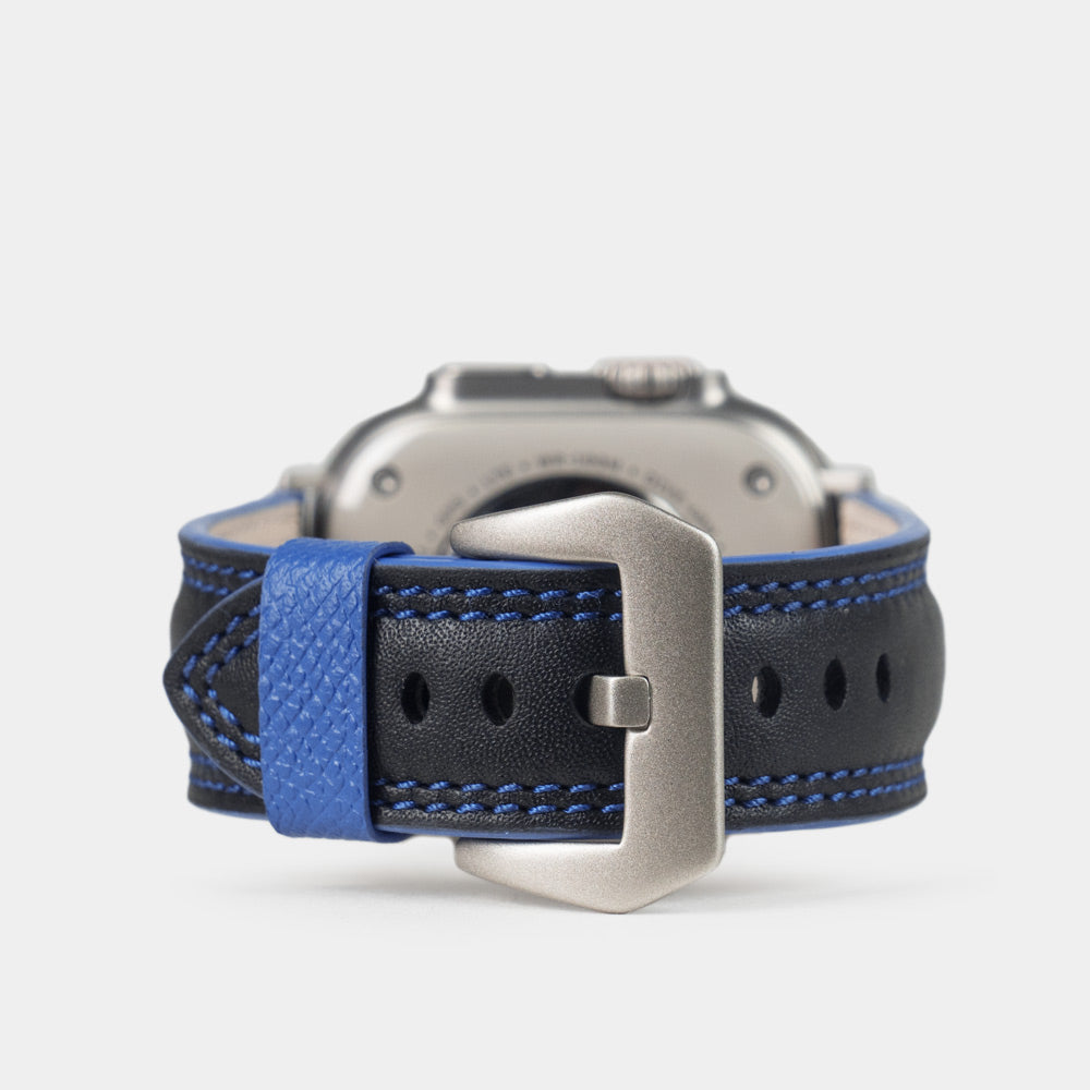 Bracelet homme Apple Watch Ultra 49 mm en cuir de veau lisse noir à tranche bleue et ses adaptateurs couleur titane - vue principale