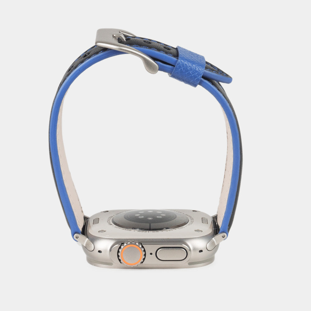 Bracelet homme Apple Watch Ultra 49 mm en cuir de veau lisse noir à tranche bleue et ses adaptateurs couleur titane - vue de la doublure intérieure en cuir