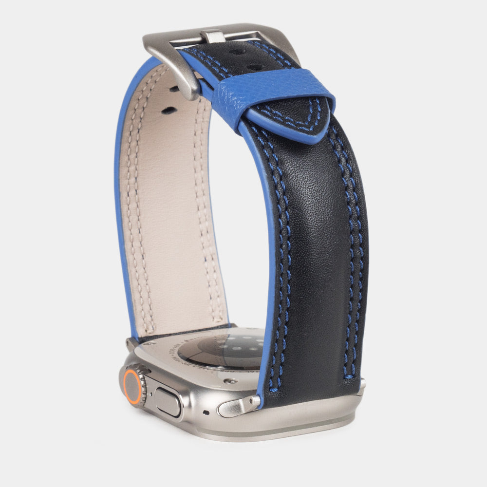 Bracelet homme Apple Watch Ultra 49 mm en cuir de veau lisse noir à tranche bleue et ses adaptateurs couleur titane - vue de la tranche bleue du bracelet