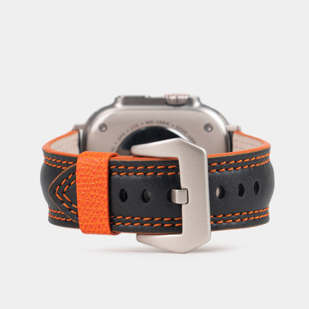 Bracelet homme Apple Watch Ultra 49 mm en cuir de veau lisse noir à tranche orange et ses adaptateurs couleur titane - vue principale