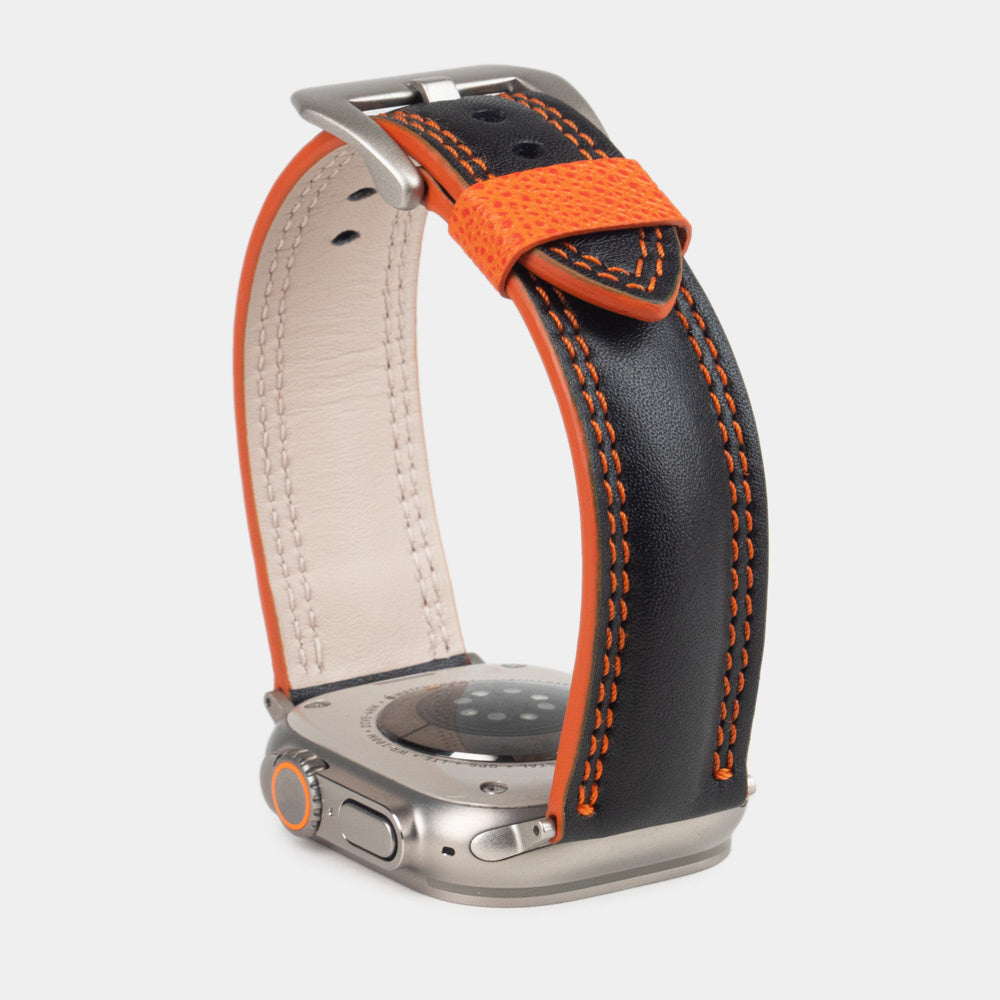 Bracelet homme Apple Watch Ultra 49 mm en cuir de veau lisse noir à tranche orange et ses adaptateurs couleur titane - vue de la doublure intérieure en cuir