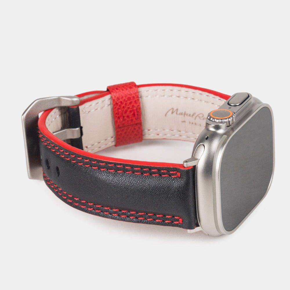 Bracelet homme Apple Watch Ultra 49 mm en cuir de veau lisse noir à tranche rouge et ses adaptateurs couleur titane - vue de profil 3/4