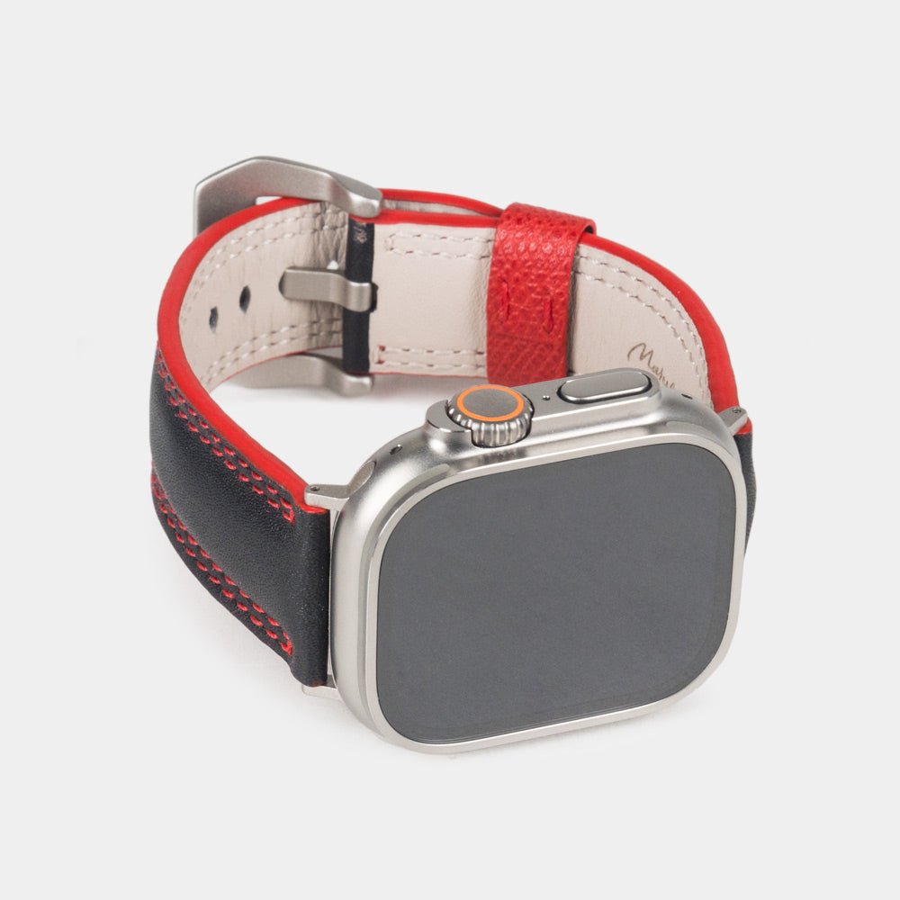 Bracelet homme Apple Watch Ultra 49 mm en cuir de veau lisse noir à tranche rouge et ses adaptateurs couleur titane - vue de face du cadran