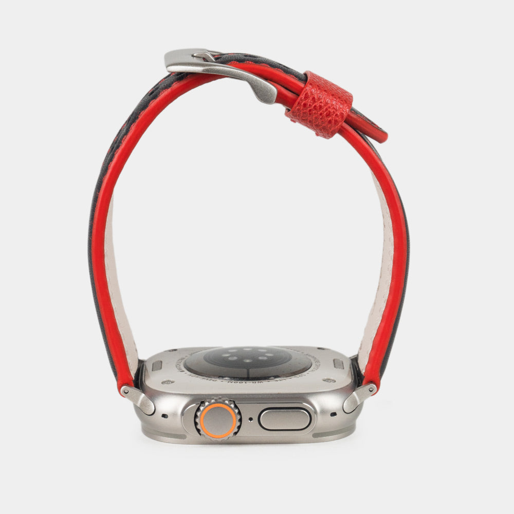 Bracelet homme Apple Watch Ultra 49 mm en cuir de veau lisse noir à tranche rouge et ses adaptateurs couleur titane - vue de la tranche rouge du bracelet