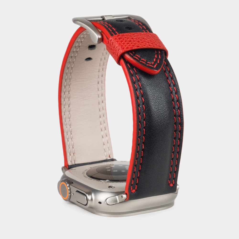 Bracelet homme Apple Watch Ultra 49 mm en cuir de veau lisse noir à tranche rouge et ses adaptateurs couleur titane - vue de la doublure intérieure en cuir