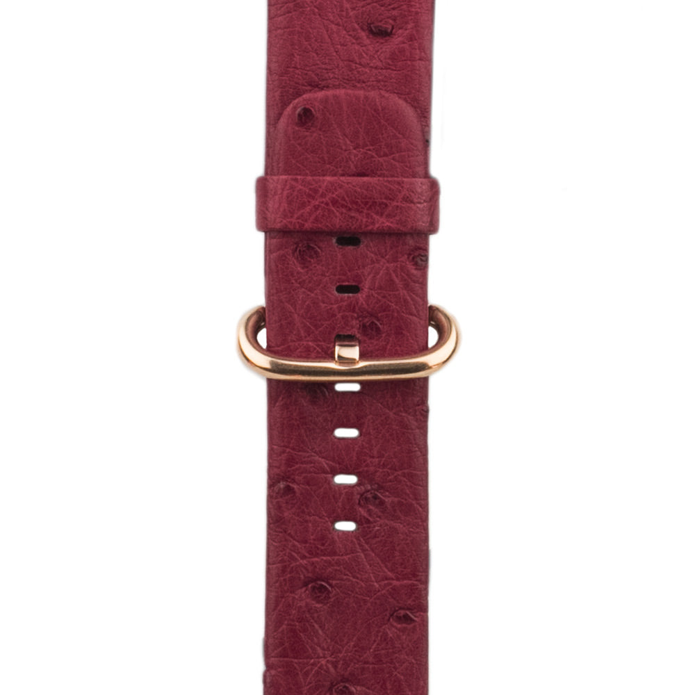 Strap for the Apple Watch 41/42 mm in fuchsia ostrich leather, with pink gold adapters and buckle | close-up on the pink gold buckle