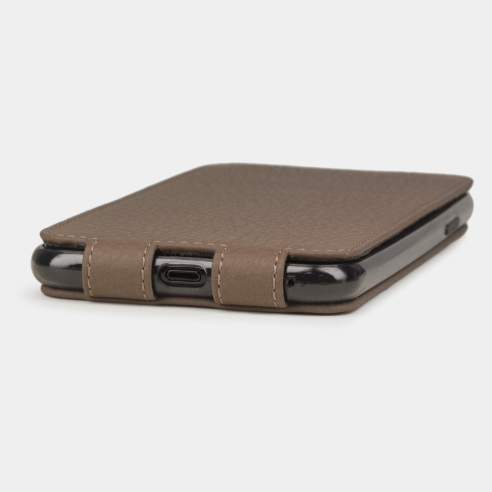 Custodia iPhone 11 Pro Max pelle di vitello caffè — cover a ribalta magnetica fatta a mano Marcel Robert