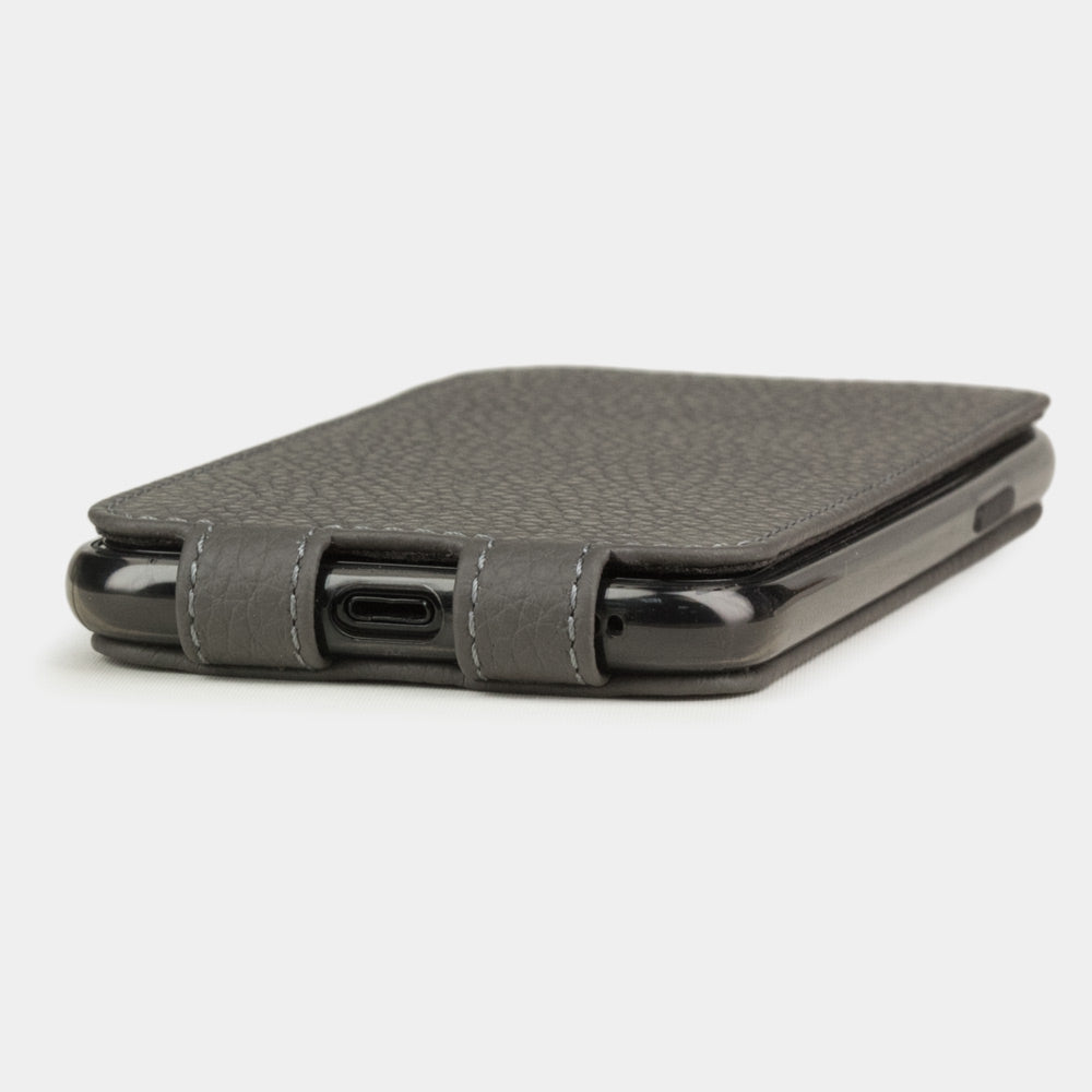 Custodia iPhone 11 Pro Max pelle di vitello grigio siderale — cover a ribalta magnetica fatta a mano Marcel Robert