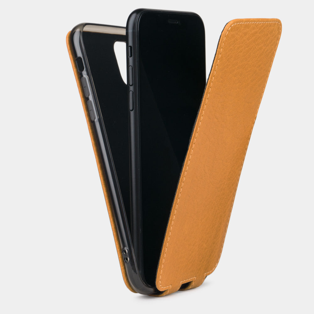 Custodia iPhone 11 Pro Max pelle di vitello ocra — cover a ribalta magnetica fatta a mano Marcel Robert