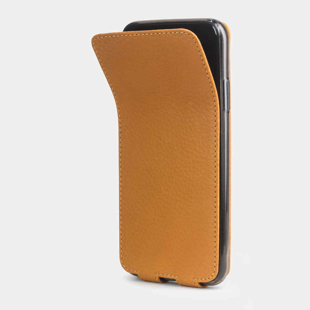 Custodia iPhone 11 Pro Max pelle di vitello ocra — cover a ribalta magnetica fatta a mano Marcel Robert