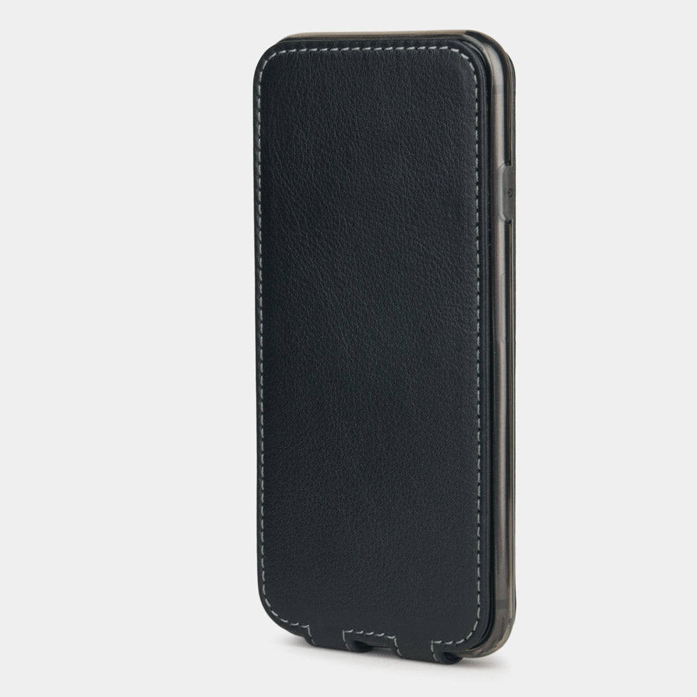 Funda de piel Negro para iPhone SE - vista vertical cerrada que muestra la tapa magnética protegiendo completamente la pantalla, silueta elegante
