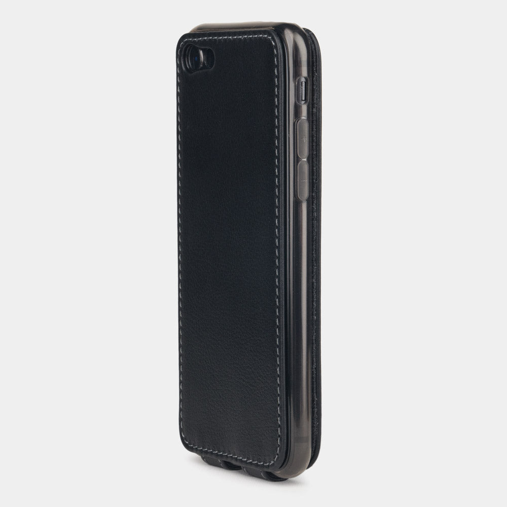 Funda de piel Negro para iPhone SE - vista lateral plana que muestra un diseño ultrafino, la abertura del puerto Lightning y un acabado preciso de los bordes