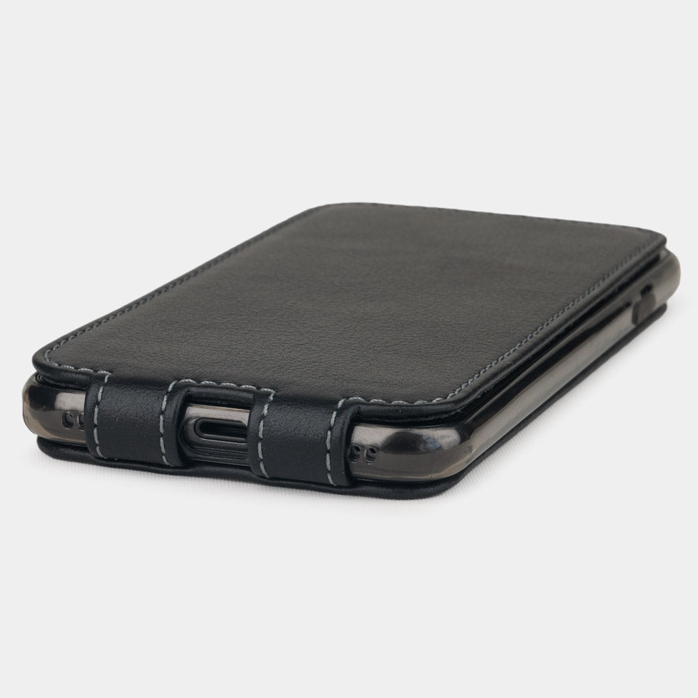 Funda de piel Negro para iPhone SE - vista del lateral de la cámara que muestra cómo el objetivo queda eficazmente protegido