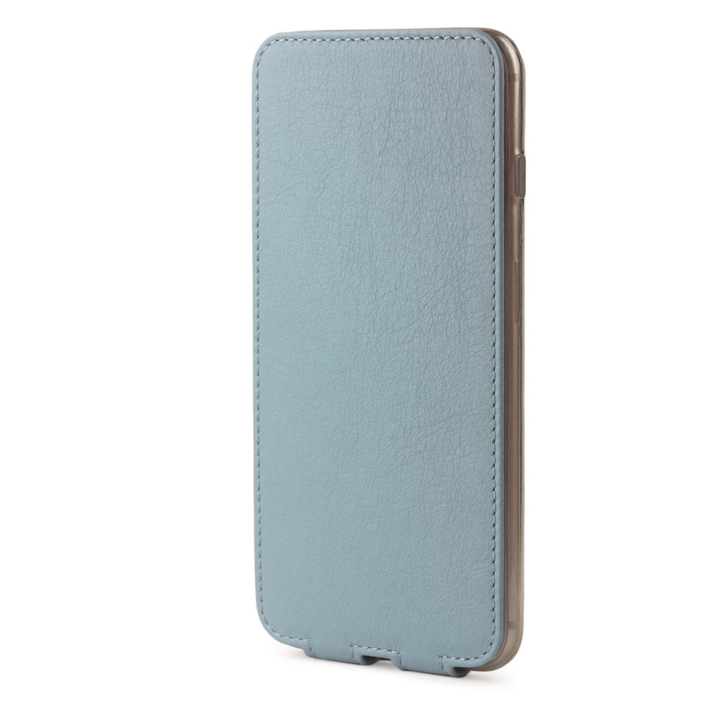 Funda de piel Gris Azulado para iPhone SE - vista vertical cerrada que muestra la tapa magnética protegiendo completamente la pantalla, silueta elegante