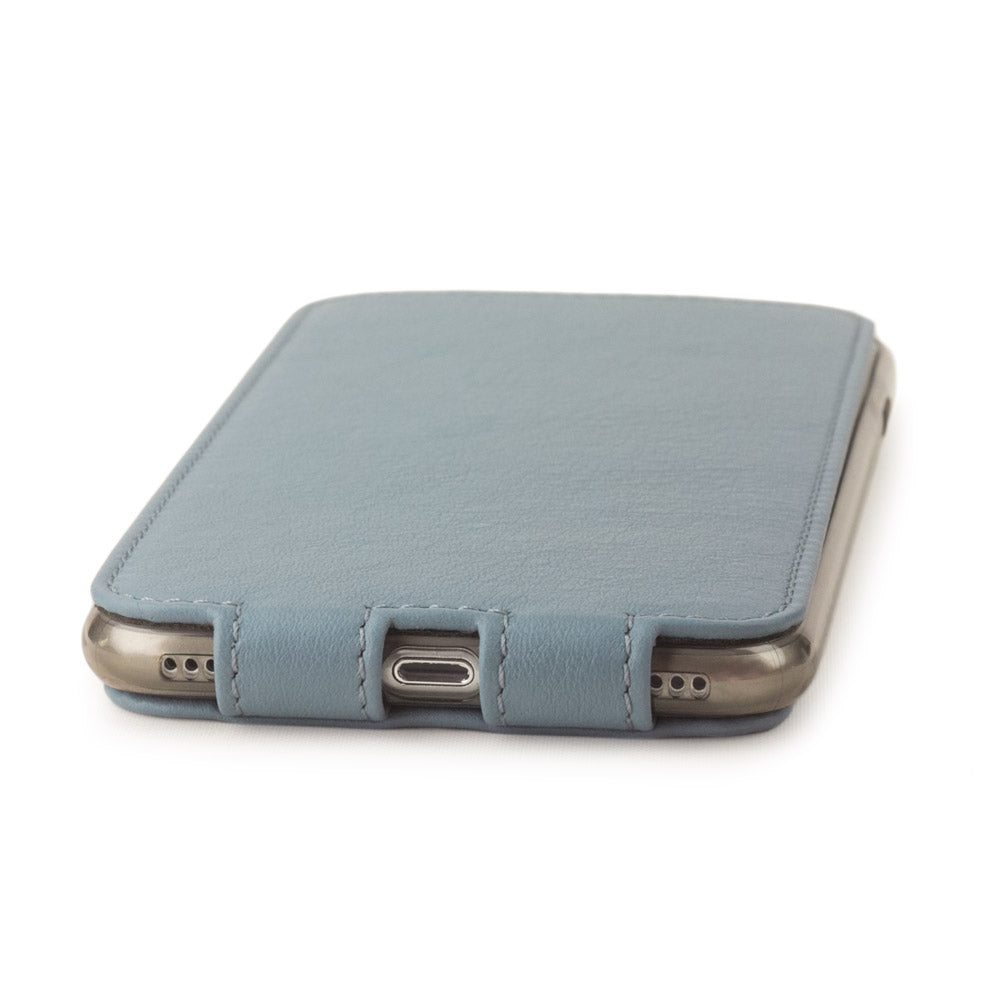 Funda de piel Gris Azulado para iPhone SE - vista lateral plana que muestra un diseño ultrafino, la abertura del puerto Lightning y un acabado preciso de los bordes