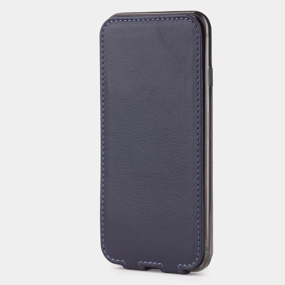 Funda de piel Azul Índigo para iPhone SE - vista vertical cerrada que muestra la tapa magnética protegiendo completamente la pantalla, silueta elegante