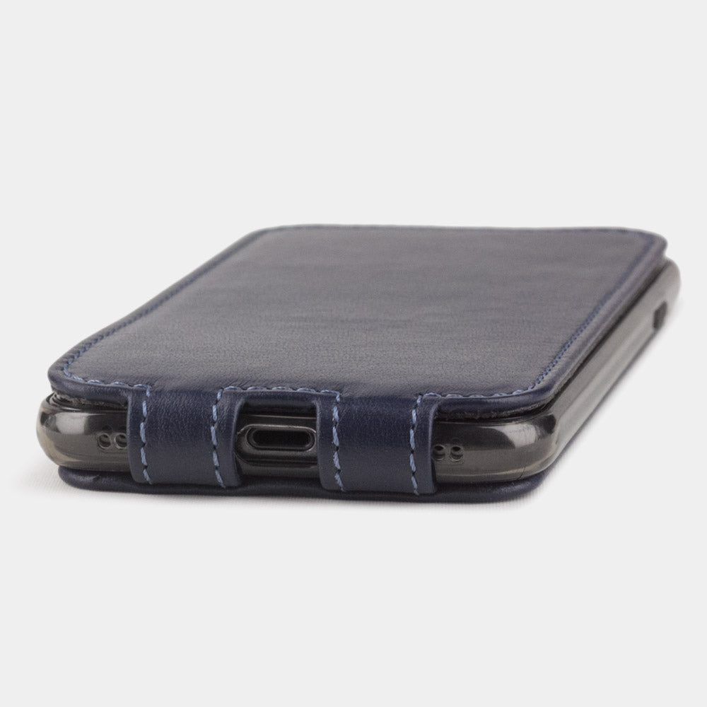 Funda de piel Azul Índigo para iPhone SE - vista lateral plana que muestra un diseño ultrafino, la abertura del puerto Lightning y un acabado preciso de los bordes