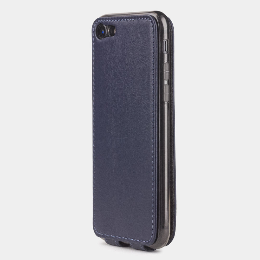 Funda de piel Azul Índigo para iPhone SE - vista del lateral de la cámara que muestra cómo el objetivo queda eficazmente protegido